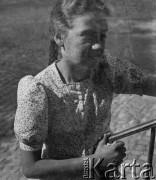 1940, Moospinte, Szwajcaria.
Madlen Häberli, córka rolnika szwajcarskiego, u którego pracują przy żniwach internowani żołnierze 2. Dywizji Strzelców Pieszych.
Fot. Jerzy Konrad Maciejewski, zbiory Ośrodka KARTA