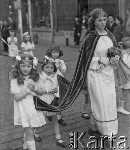 1946, Lys-lez-Lannoy, Francja.
Dzieci biorące udział w procesji Bożego Ciała.
Fot. Jerzy Konrad Maciejewski, zbiory Ośrodka KARTA

