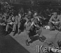 1945-1946, Lys-lez-Lannoy, Francja.
Żołnierze 2. Dywizji Strzelców Pieszych podczas odpoczynku. Obok żołnierza leży pies - maskotka oddziału.
Fot. Jerzy Konrad Maciejewski, zbiory Ośrodka KARTA
