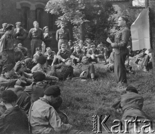 1945-1946, Lys-lez-Lannoy, Francja.
Oficer prowadzi dla polskich wojskowych z 2. Dywizji Strzelców Pieszych 