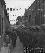1946, Lys-lez-Lannoy, Francja.
Żołnierze 2. Dywizji Strzelców Pieszych przygotowują się do wzięcia udziału w procesji Bożego Ciała.
Fot. Jerzy Konrad Maciejewski, zbiory Ośrodka KARTA
