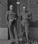 1945-1946, Lys-lez-Lannoy, Francja.
Żołnierze stoją przed wejściem do budynku, w którym kwateruje 2 kompania ckm 2. Dywizji Strzelców Pieszych.
Fot. Jerzy Konrad Maciejewski, zbiory Ośrodka KARTA
