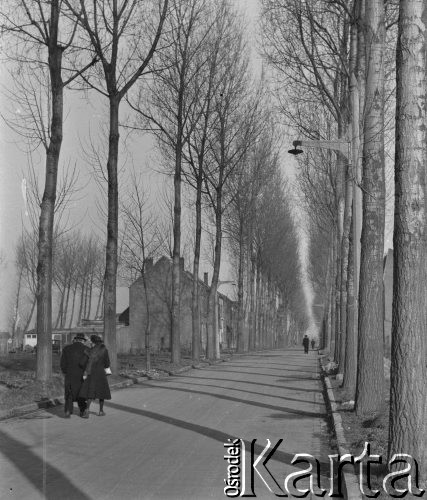 1945-1946, Lys-lez-Lannoy, Francja.
Fragment miasta. Po drodze idą przechodnie.  
Fot. Jerzy Konrad Maciejewski, zbiory Ośrodka KARTA

