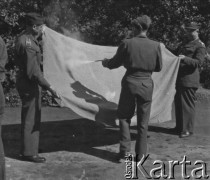 1945-1946, Lys-lez-Lannoy, Francja.
Żołnierze 2. Dywizji Strzelców Pieszych podczas sprzątania.
Fot. Jerzy Konrad Maciejewski, zbiory Ośrodka KARTA
