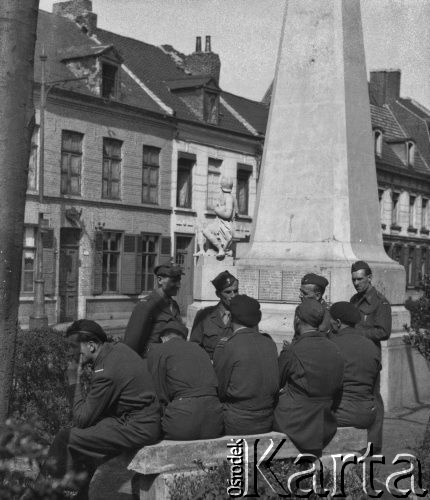 1945-1946, Lys-lez-Lannoy, Francja.
Żołnierze z 2. Dywizji Strzelców Pieszych zwiedzają miasto, w którym znajduje się ich obóz wojskowy.  
Fot. Jerzy Konrad Maciejewski, zbiory Ośrodka KARTA

