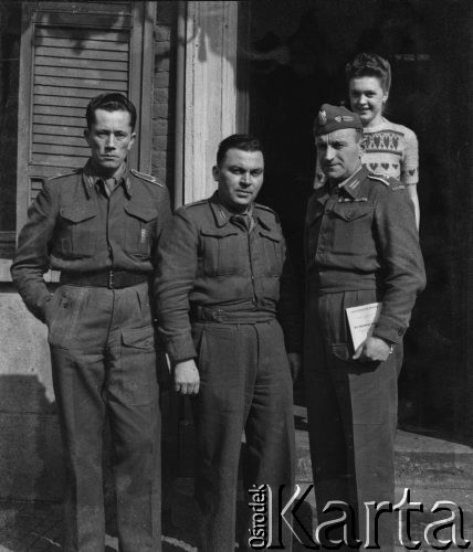 1945-1946, Lys-lez-Lannoy, Francja.
Oficerowie 2. Dywizji Strzelców Pieszych pozują do zdjęcia przed wejściem do budynku. Z tyłu za nimi stoi kobieta.
Fot. Jerzy Konrad Maciejewski, zbiory Ośrodka KARTA
