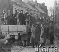 1945-1946, Lys-lez-Lannoy, Francja.
Żołnierze 2. Dywizji Strzelców Pieszych pakują się do wojskowych ciężarówek.
Fot. Jerzy Konrad Maciejewski, zbiory Ośrodka KARTA
