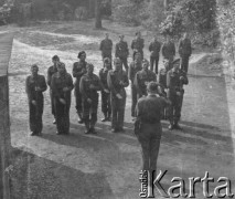 1945-1946, Lys-lez-Lannoy, Francja.
Musztra żołnierzy 2. Dywizji Strzelców Pieszych. Na zdjęciu wojskowi trzymają broń uniesioną do góry.
Fot. Jerzy Konrad Maciejewski, zbiory Ośrodka KARTA
