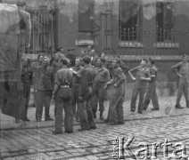 1945-1946, Lys-lez-Lannoy, Francja.
Żołnierze z 2. Dywizji Strzelców Pieszych stoją przed ciężarówką. W środku siedzi już część wojskowych.
Fot. Jerzy Konrad Maciejewski, zbiory Ośrodka KARTA
