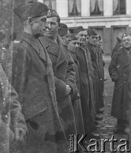 1945-1946, Lys-lez-Lannoy, Francja.
Żołnierze z 2. Dywizji Strzelców Pieszych stoją na baczność.
Fot. Jerzy Konrad Maciejewski, zbiory Ośrodka KARTA
