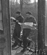 1945-1946, Lys-lez-Lannoy, Francja.
Żołnierze z 2. Dywizji Strzelców Pieszych podczas czytania najnowszych wiadomości w gazecie.
Fot. Jerzy Konrad Maciejewski, zbiory Ośrodka KARTA
