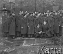 1945-1946, Lys-lez-Lannoy, Francja.
Żołnierze z 2. Dywizji Strzelców Pieszych pozują do pamiątkowego zdjęcia.
Fot. Jerzy Konrad Maciejewski, zbiory Ośrodka KARTA
