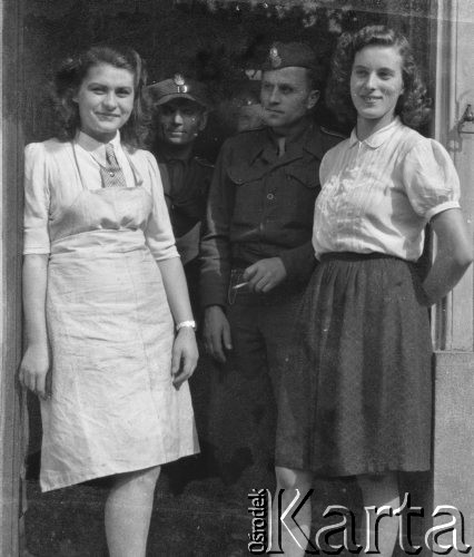 1945-1946, Lys-lez-Lannoy, Francja.
Żołnierze 2. Dywizji Strzelców Pieszych w towarzystwie miejscowych dziewcząt.
Fot. Jerzy Konrad Maciejewski, zbiory Ośrodka KARTA
