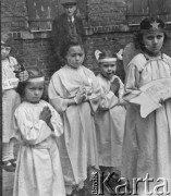 1946, Lys-lez-Lannoy, Francja.
Dziewczynki biorące udział w procesji Bożego Ciała.
Fot. Jerzy Konrad Maciejewski, zbiory Ośrodka KARTA
