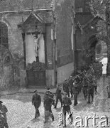 1946, Lys-lez-Lannoy, Francja.
Żołnierze 2. Dywizji Strzelców Pieszych, którzy wzięli udział w procesji Bożego Ciała. 
Fot. Jerzy Konrad Maciejewski, zbiory Ośrodka KARTA
