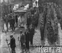 1946, Lys-lez-Lannoy, Francja.
Procesja Bożego Ciała. Żołnierze 2. Dywizji Strzelców Pieszych stają na baczność przed księdzem, który pod baldachimem niesie monstrancję.
Fot. Jerzy Konrad Maciejewski, zbiory Ośrodka KARTA
