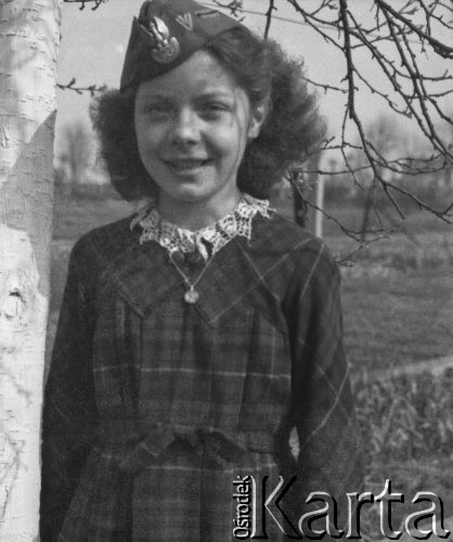 1945-1946, Lys-lez-Lannoy, Francja.
Dziewczynka pozuje do zdjęcia w czapce wojskowej należącej do żołnierza 2. Dywizji Strzelców Pieszych.
Fot. Jerzy Konrad Maciejewski, zbiory Ośrodka KARTA
