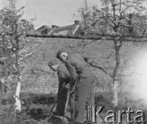 1945-1946, Lys-lez-Lannoy, Francja.
Żołnierze z 2. Dywizji Strzelców Pieszych prawdopodobnie przygotowują na terenie fabryki miejsce na obozowy ogród.
Fot. Jerzy Konrad Maciejewski, zbiory Ośrodka KARTA
