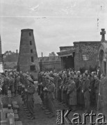 1945, Lys-lez-Lannoy, Francja.
Żołnierze z 2. Dywizji Strzelców Pieszych uczestniczą na cmentarzu w pogrzebie Polki z Pomocniczej Służby Kobiet (