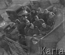 1945-1946, Lys-lez-Lannoy, Francja.
Żołnierze z 2. Dywizji Strzelców Pieszych pozują do zdjęcia stojąc na 