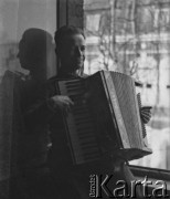 1945-1946, Lys-lez-Lannoy, Francja.
Żołnierz 2. Dywizji Strzelców Pieszych pozuje do zdjęcia z akordeonem.
Fot. Jerzy Konrad Maciejewski, zbiory Ośrodka KARTA
