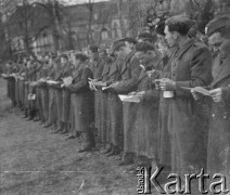 1945-1946, Lys-lez-Lannoy, Francja.
Żołnierze z 2. Dywizji Strzelców Pieszych podczas uroczystości. Na zdjęciu żołnierze trzymają kartki.
Fot. Jerzy Konrad Maciejewski, zbiory Ośrodka KARTA
