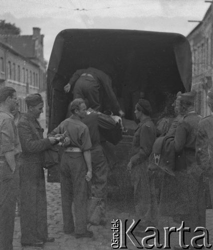 1945-1946, Lys-lez-Lannoy, Francja.
Żołnierze 2. Dywizji Strzelców Pieszych pakują do ciężarówki bagaże.
Fot. Jerzy Konrad Maciejewski, zbiory Ośrodka KARTA
