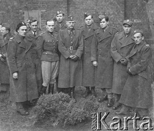 1945-1946, Lys-lez-Lannoy, Francja.
Oficerowie z 2. Dywizji Strzelców Pieszych.
Fot. Jerzy Konrad Maciejewski, zbiory Ośrodka KARTA
