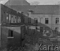 1945-1946, Lys-lez-Lannoy, Francja.
Prawdopodobnie fabryka, która została przerobiona na koszary dla żołnierzy 2. Dywizji Strzelców Pieszych ze zlikwidowanych obozów internowania w Szwajcarii.
Fot. Jerzy Konrad Maciejewski, zbiory Ośrodka KARTA
