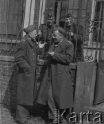 1945-1946, Lys-lez-Lannoy, Francja.
Żołnierze z 2. Dywizji Strzelców Pieszych podczas rozmowy.
Fot. Jerzy Konrad Maciejewski, zbiory Ośrodka KARTA

