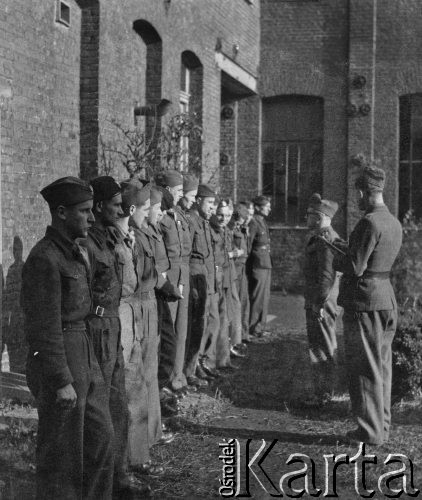 1945-1946, Lys-lez-Lannoy, Francja.
Zbiórka żołnierzy 2. Dywizji Strzelców Pieszych przed swoim dowódcą. 
Fot. Jerzy Konrad Maciejewski, zbiory Ośrodka KARTA
