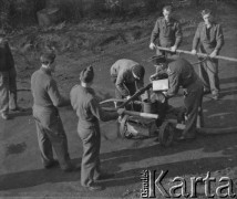 1945-1946, Lys-lez-Lannoy, Francja.
Żołnierze 2. Dywizji Strzelców Pieszych podczas pracy.
Fot. Jerzy Konrad Maciejewski, zbiory Ośrodka KARTA
