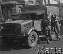 1945-1946, Lys-lez-Lannoy, Francja.
Żołnierze 2. Dywizji Strzelców Pieszych stoją przed ciężarówką. W tle widoczne zabudowania fabryczne, w których zakwaterowano żołnierzy.
Fot. Jerzy Konrad Maciejewski, zbiory Ośrodka KARTA
