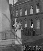 1945-1946, Lys-lez-Lannoy, Francja.
Żołnierze 2. Dywizji Strzelców Pieszych stoją w dwuszeregu przed budynkiem. Na pierwszym planie widać fragment pomnika.
Fot. Jerzy Konrad Maciejewski, zbiory Ośrodka KARTA
