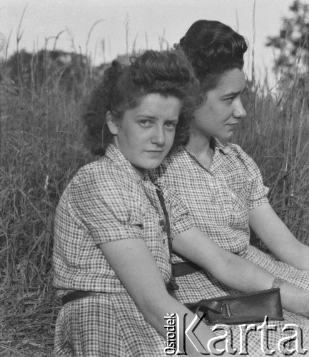 1945-1946, Lys-lez-Lannoy, Francja.
Therese (od lewej) i Bernadette. 
Fot. Jerzy Konrad Maciejewski, zbiory Ośrodka KARTA
