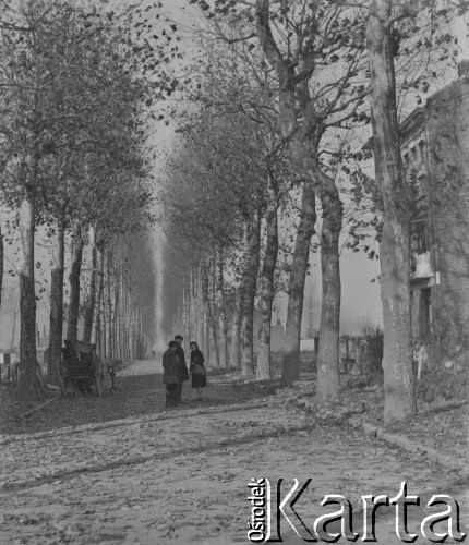 1945-1946, Lys-lez-Lannoy, Francja.
Przechodnie na drodze.
Fot. Jerzy Konrad Maciejewski, zbiory Ośrodka KARTA

