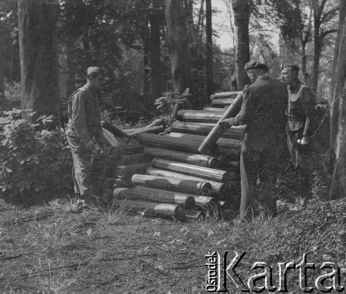 1945-1946, Lys-lez-Lannoy, Francja.
Żołnierze 2. Dywizji Strzelców Pieszych przy pracy. Mężczyźni stoją prawdopodobnie przy stosie metalowych rur.
Fot. Jerzy Konrad Maciejewski, zbiory Ośrodka KARTA

