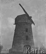 1945-1946, Lys-lez-Lannoy, Francja.
Stary wiatrak z jednym skrzydłem.
Fot. Jerzy Konrad Maciejewski, zbiory Ośrodka KARTA
