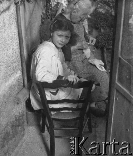 1945-1946, Lys-lez-Lannoy, Francja.
Dziewczynka siedzi obok starszej kobiety, prawdopodobnie swojej babci.
Fot. Jerzy Konrad Maciejewski, zbiory Ośrodka KARTA

