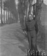 1945-1946, Lys-lez-Lannoy, Francja.
Żołnierz 2. Dywizji Strzelców Pieszych podczas spaceru po okolicy zakwaterowania jego oddziału.
Fot. Jerzy Konrad Maciejewski, zbiory Ośrodka KARTA
