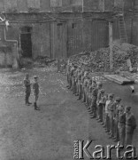 1945-1946, Lys-lez-Lannoy, Francja.
Zbiórka żołnierzy 2. Dywizji Strzelców Pieszych na terenie fabryki, w której zostali zakwaterowani po przybyciu ze Szwajcarii.
Fot. Jerzy Konrad Maciejewski, zbiory Ośrodka KARTA
