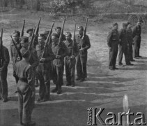 1945-1946, Lys-lez-Lannoy, Francja.
Żołnierze 2. Dywizji Strzelców Pieszych. Na zdjęciu wojskowi trzymają broń na ramieniu.
Fot. Jerzy Konrad Maciejewski, zbiory Ośrodka KARTA
