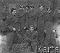 1945-1946, Lys-lez-Lannoy, Francja.
Żołnierze z 2. Dywizji Strzelców Pieszych pozują do wspólnego zdjęcia.
Fot. Jerzy Konrad Maciejewski, zbiory Ośrodka KARTA
