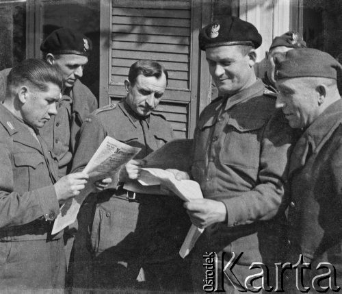 1945-1946, Lys-lez-Lannoy, Francja.
Żołnierze 2. Dywizji Strzelców Pieszych czytają wiadomości w gazecie.
Fot. Jerzy Konrad Maciejewski, zbiory Ośrodka KARTA
