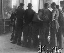 1946, Annappes, Francja.
Żołnierze 2. Dywizji Strzelców Pieszych pochylają się nad stołem. Po okresie internowania w Szwajcarii oczekują na powrót do kraju we francuskim obozie.
Fot. Jerzy Konrad Maciejewski, zbiory Ośrodka KARTA
