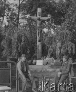 1945, Annappes, Francja.
Żołnierze z 2. Dywizji Strzelców Pieszych przed krzyżem w parku. 
Fot. Jerzy Konrad Maciejewski, zbiory Ośrodka KARTA