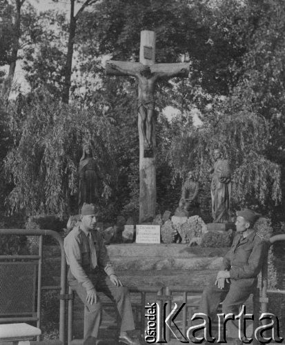 1945, Annappes, Francja.
Żołnierze z 2. Dywizji Strzelców Pieszych przed krzyżem w parku. 
Fot. Jerzy Konrad Maciejewski, zbiory Ośrodka KARTA