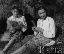 1946, Annappes, Francja. 
Kobiety siedzą pod drzewem. 
Fot. Jerzy Konrad Maciejewski, zbiory Ośrodka KARTA
