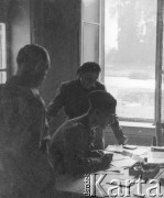 1946, Annappes, Francja. 
Żołnierze z 2. Dywizji Strzelców Pieszych podczas pracy kancelaryjnej. We francuskim obozie oczekują na powrót do kraju po 5-letnim internowaniu w Szwajcarii.
Fot. Jerzy Konrad Maciejewski, zbiory Ośrodka KARTA