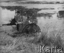 1946, Annappes, Francja.
Żołnierze z 2. Dywizji Strzelców Pieszych łowią ryby w przypałacowym stawie. We francuskim obozie oczekują na powrót do kraju po 5-letnim internowaniu w Szwajcarii.
Fot. Jerzy Konrad Maciejewski, zbiory Ośrodka KARTA